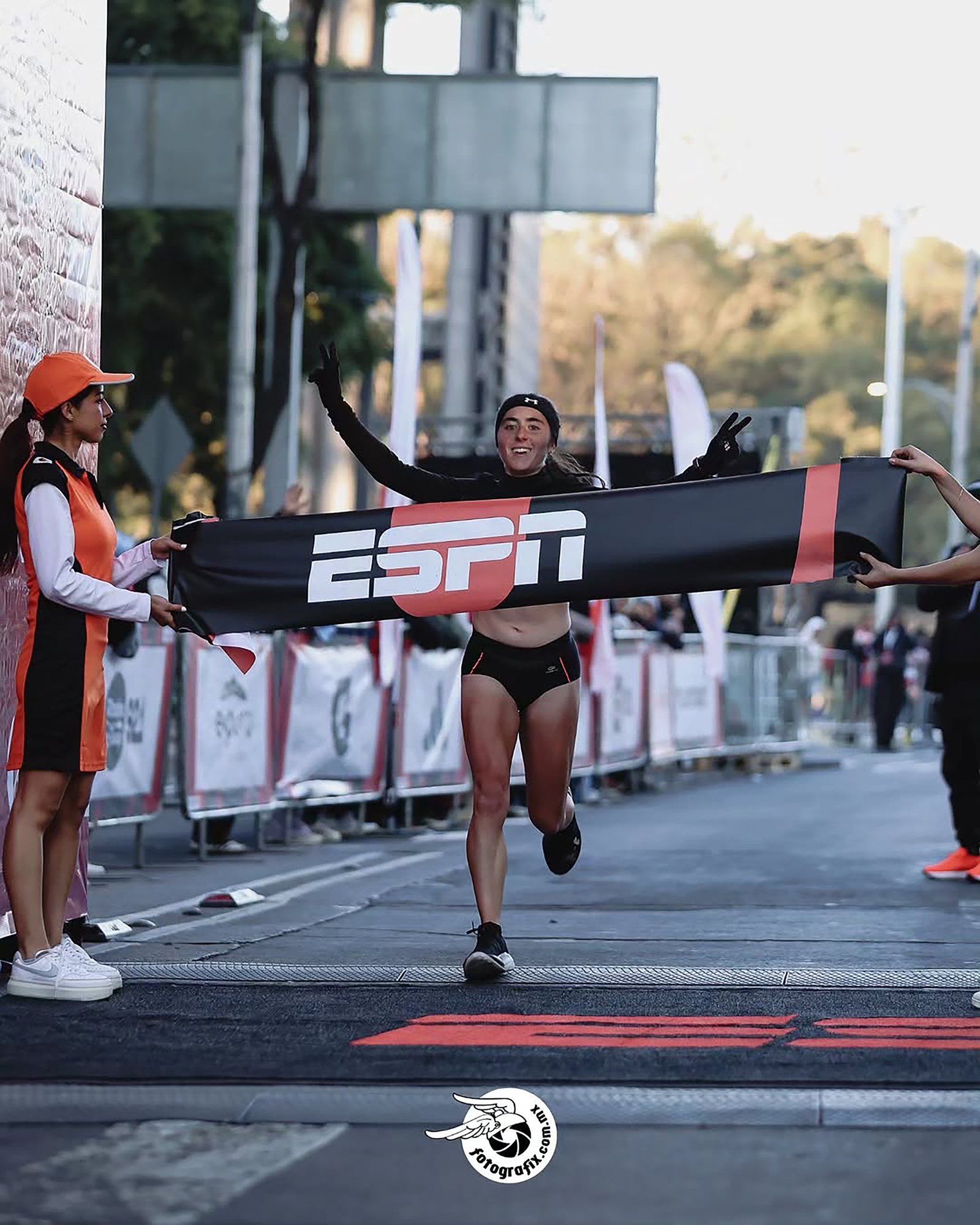 Corredora cruzando la meta ESPN